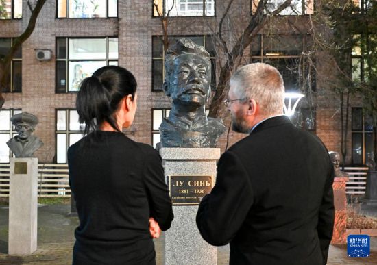 12月5日,在俄罗斯首都莫斯科全俄外国文学国家图书馆,人们驻足观看鲁迅铜像。新华社记者 郝建伟 摄
