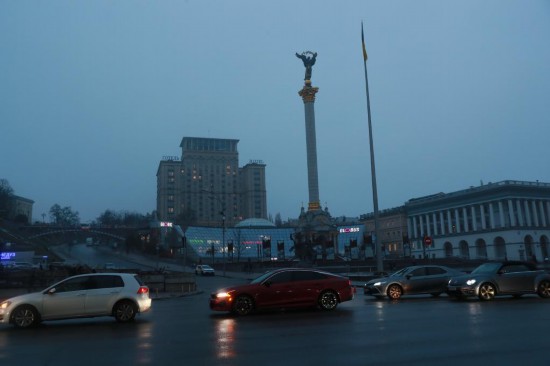 2025年11月20日,乌克兰首都基辅主要街道的照明设施出现大面积停电,车辆在暮色中驶过独立广场。新华社记者李东旭摄