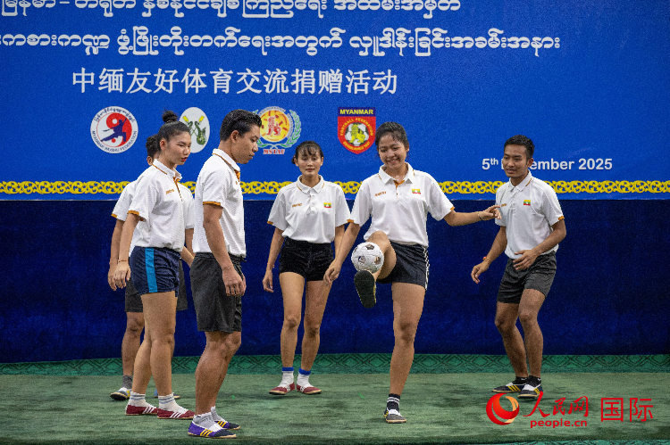 缅甸藤球运动员在现场展示表演。人民网记者 谢佳君摄