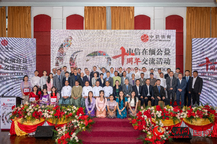 嘉宾合影。人民网记者 谢佳君摄