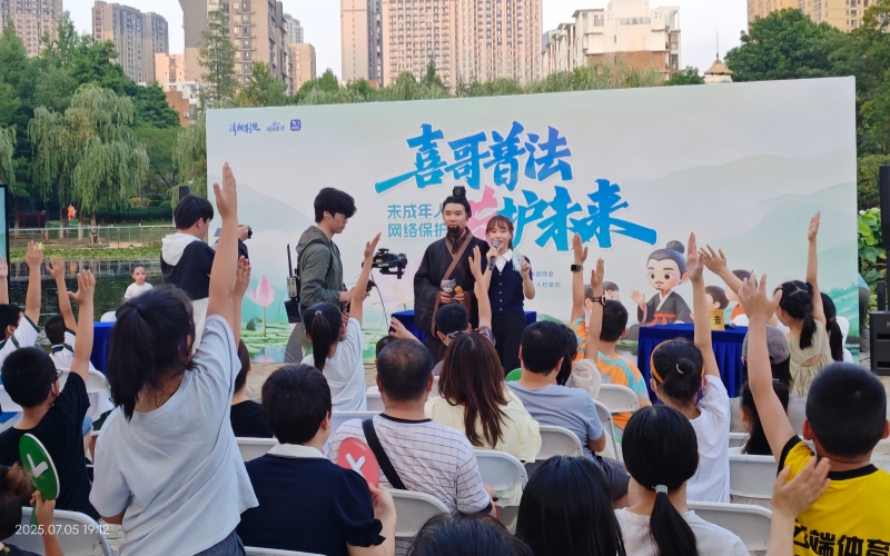 小朋友们热情参与未成年网络保护宣传活动。学校供图