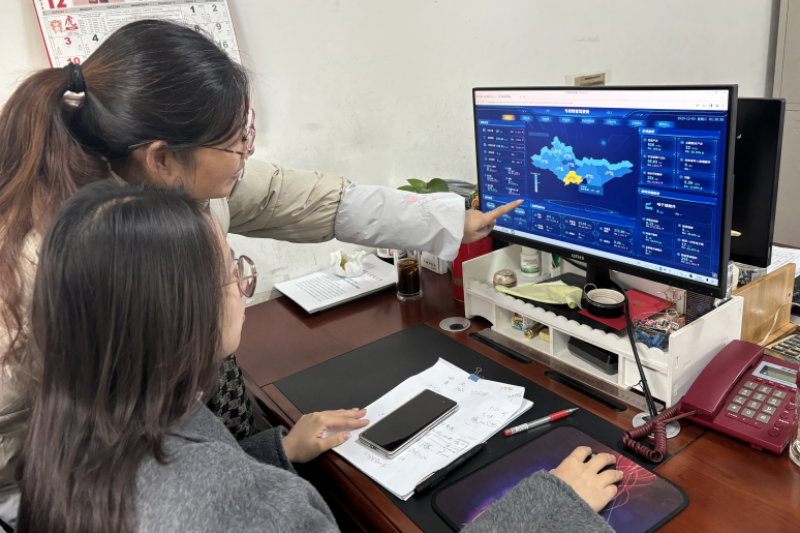 石首烟草工作人员学习运用数字看板。