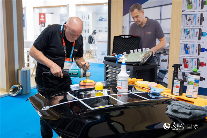 参展商演示打磨工具。人民网 塔里克·易卜拉欣摄